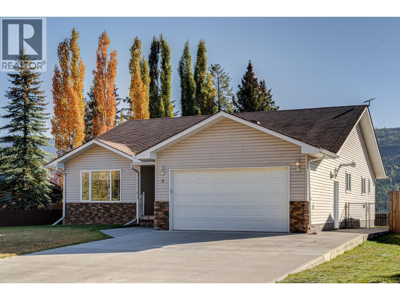 5 Caledonia Place, Elkford, BC - Outdoor