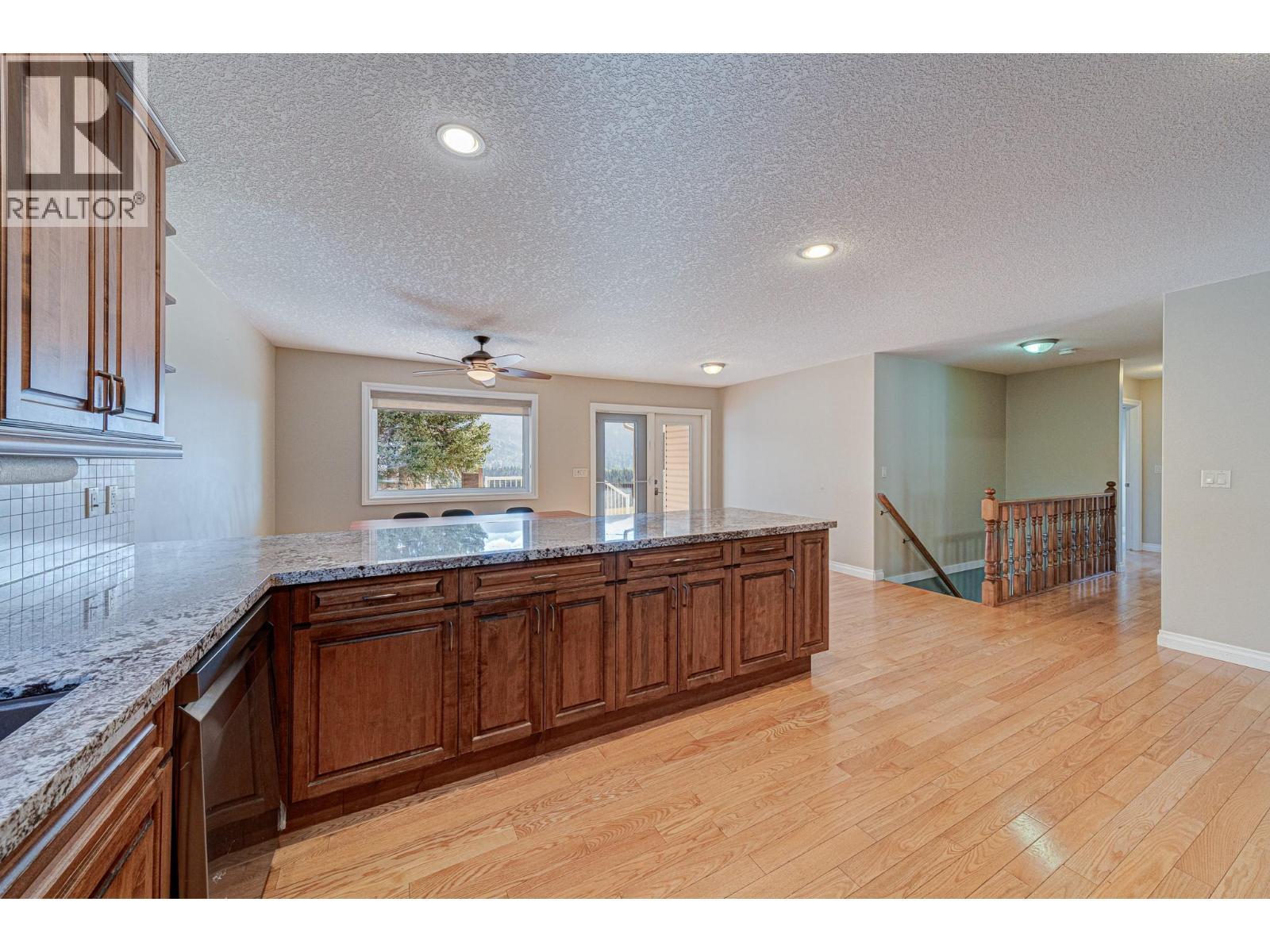 5 Caledonia Place, Elkford, BC - Indoor Photo Showing Kitchen With Upgraded Kitchen