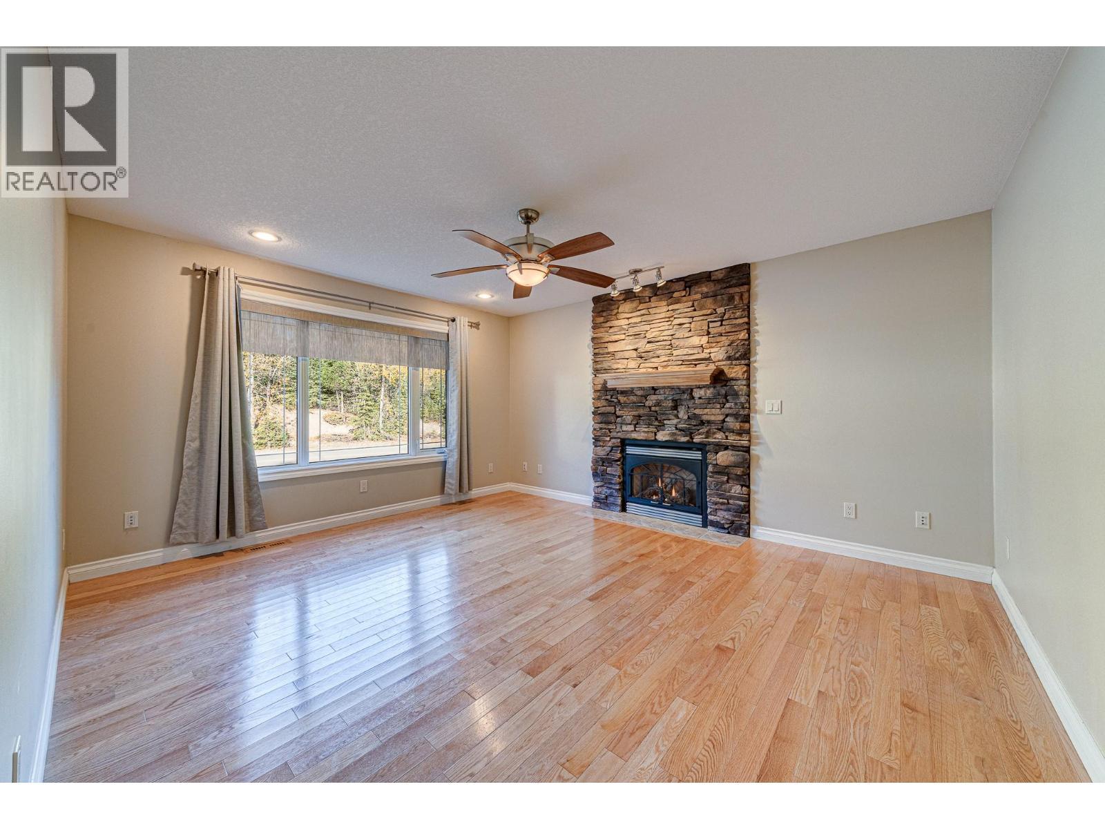 5 Caledonia Place, Elkford, BC - Indoor Photo Showing Living Room With Fireplace