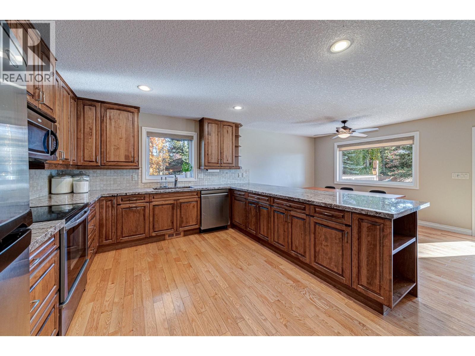 5 Caledonia Place, Elkford, BC - Indoor Photo Showing Kitchen