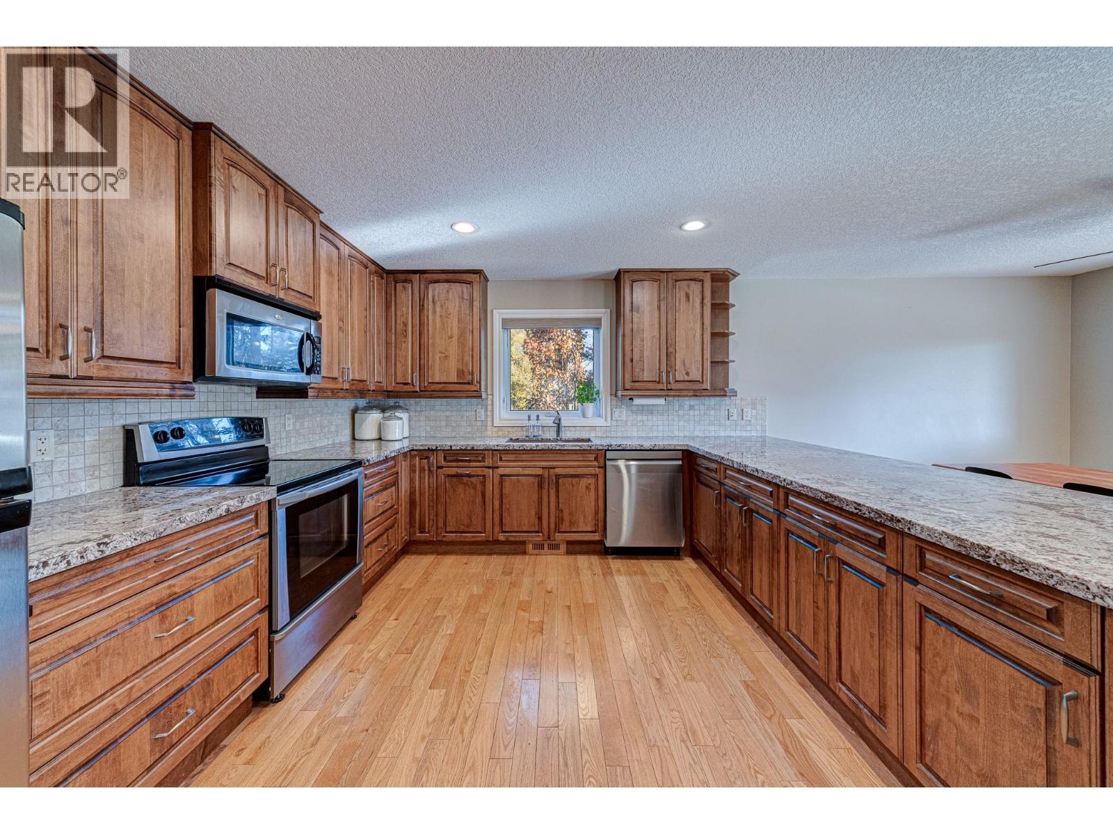 5 Caledonia Place, Elkford, BC - Indoor Photo Showing Kitchen With Double Sink