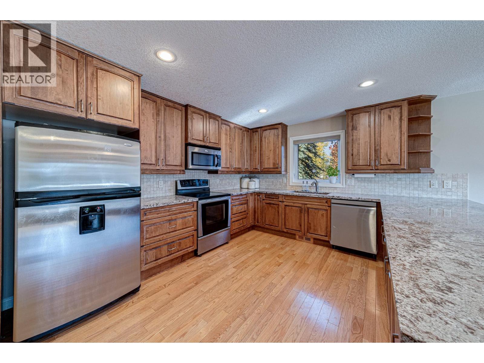 5 Caledonia Place, Elkford, BC - Indoor Photo Showing Kitchen With Stainless Steel Kitchen
