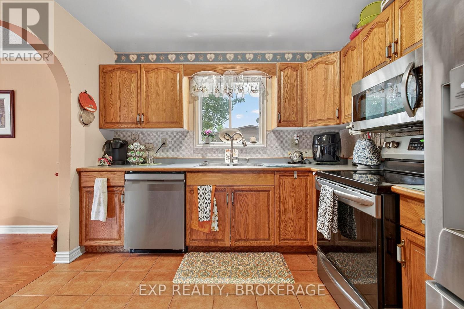63 Southwood Crescent, Greater Napanee (Greater Napanee), ON - Indoor Photo Showing Kitchen With Double Sink
