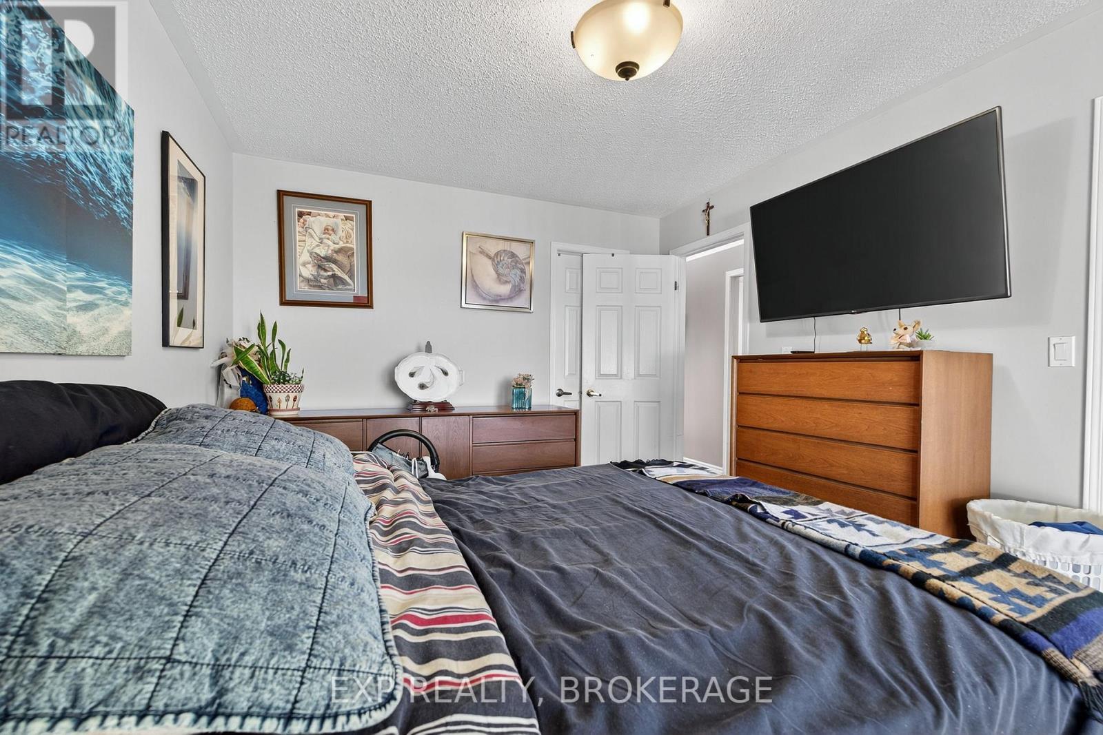63 Southwood Crescent, Greater Napanee (Greater Napanee), ON - Indoor Photo Showing Bedroom