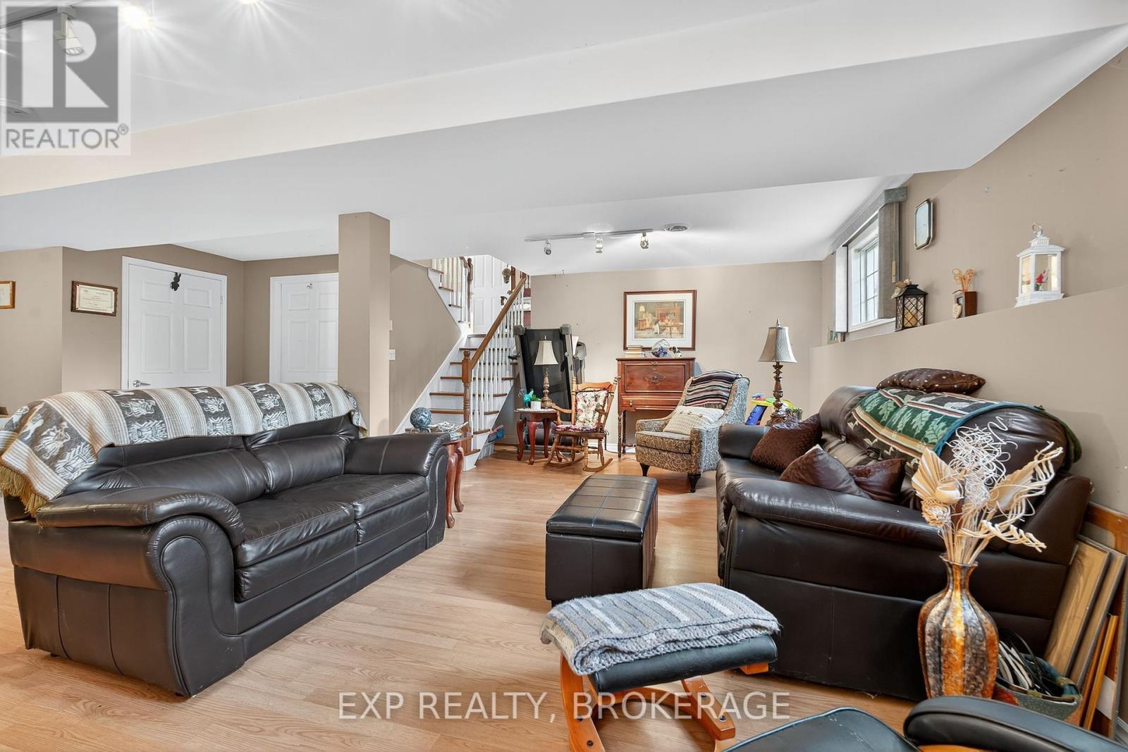 63 Southwood Crescent, Greater Napanee (Greater Napanee), ON - Indoor Photo Showing Living Room