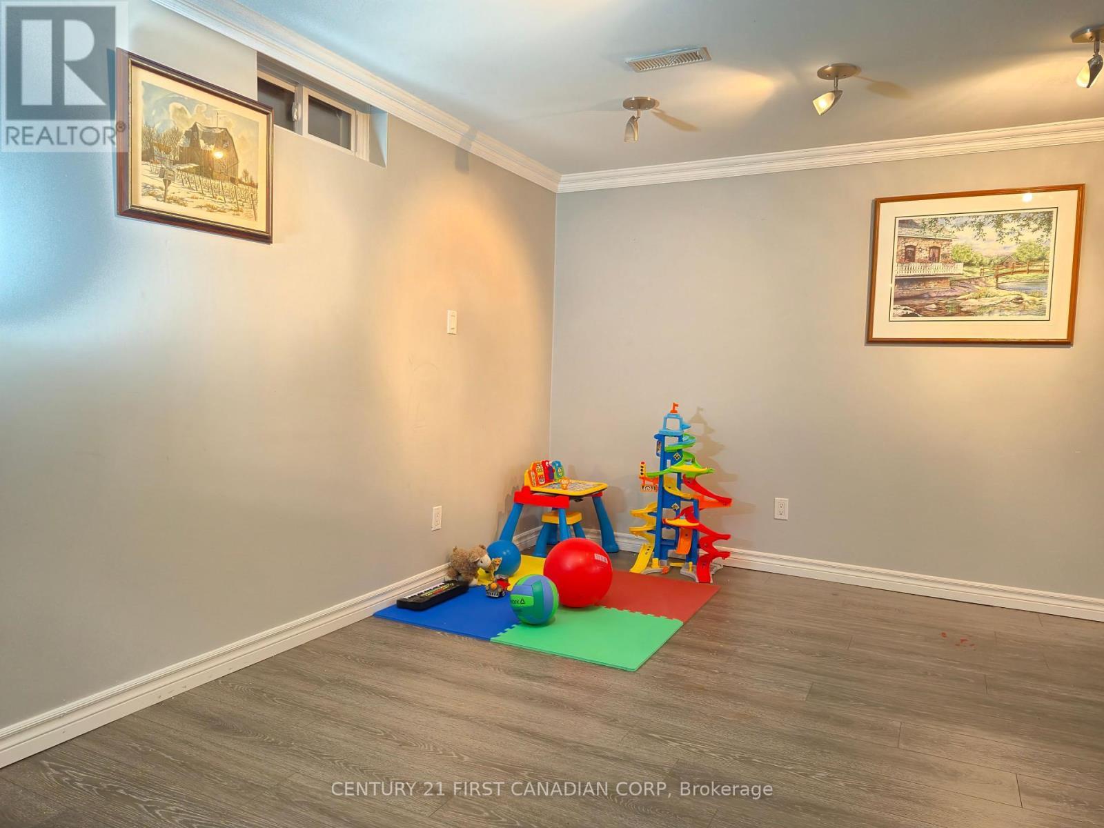 15 Mohican Drive, Woodstock (Woodstock - North), ON - Indoor Photo Showing Other Room