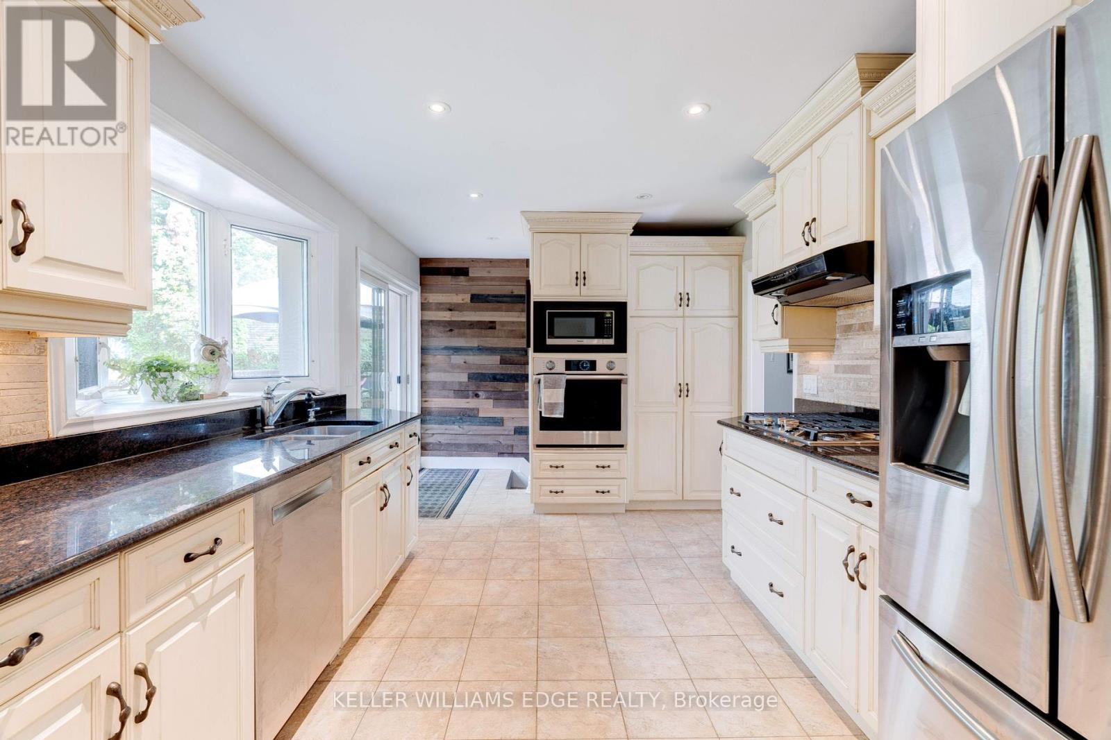 4391 Lakeshore Road, Burlington, ON - Indoor Photo Showing Kitchen With Upgraded Kitchen