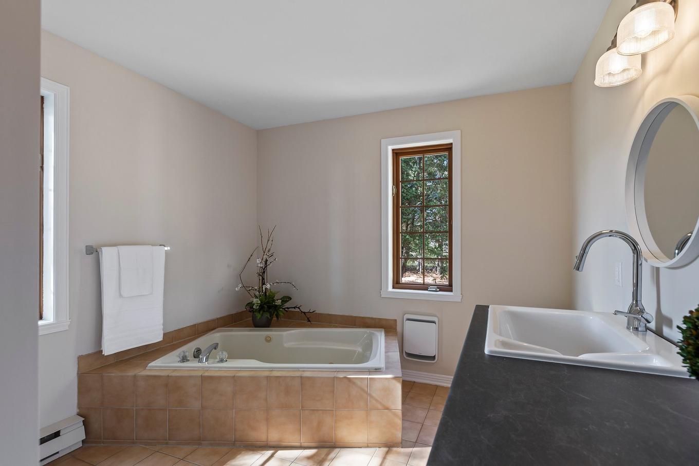 Bathroom - 3070 Ch. Ste-Angélique, Saint-Lazare, QC - Indoor Photo Showing Bathroom