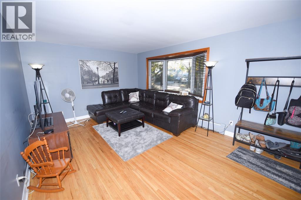 1040 Devine Street, Sarnia, ON - Indoor Photo Showing Living Room
