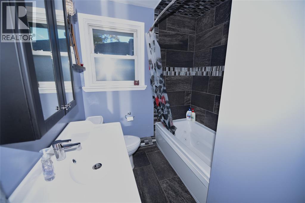 1040 Devine Street, Sarnia, ON - Indoor Photo Showing Bathroom