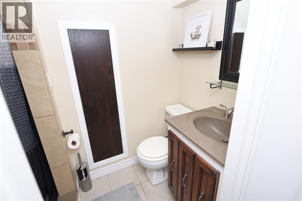 1040 Devine Street, Sarnia, ON - Indoor Photo Showing Bathroom