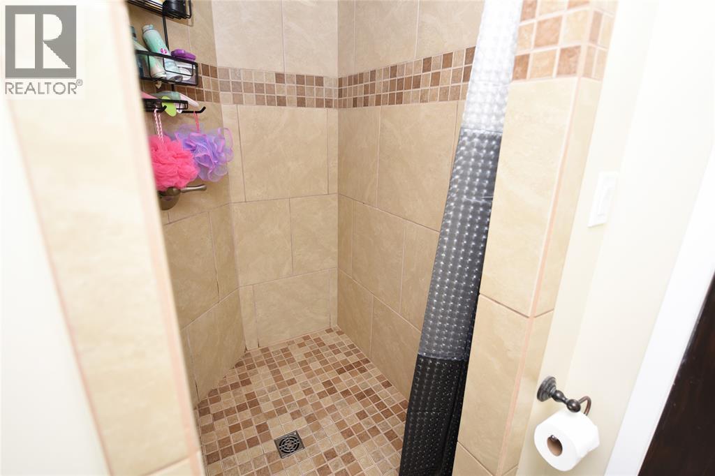 1040 Devine Street, Sarnia, ON - Indoor Photo Showing Bathroom