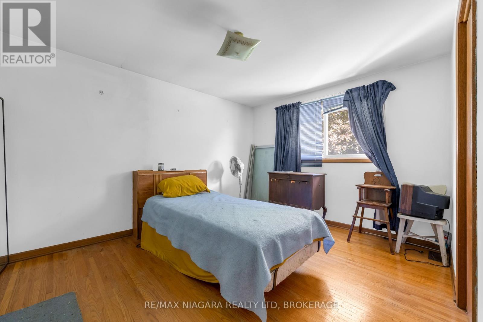 21 Donlea Drive, Port Colborne (Main Street), ON - Indoor Photo Showing Bedroom