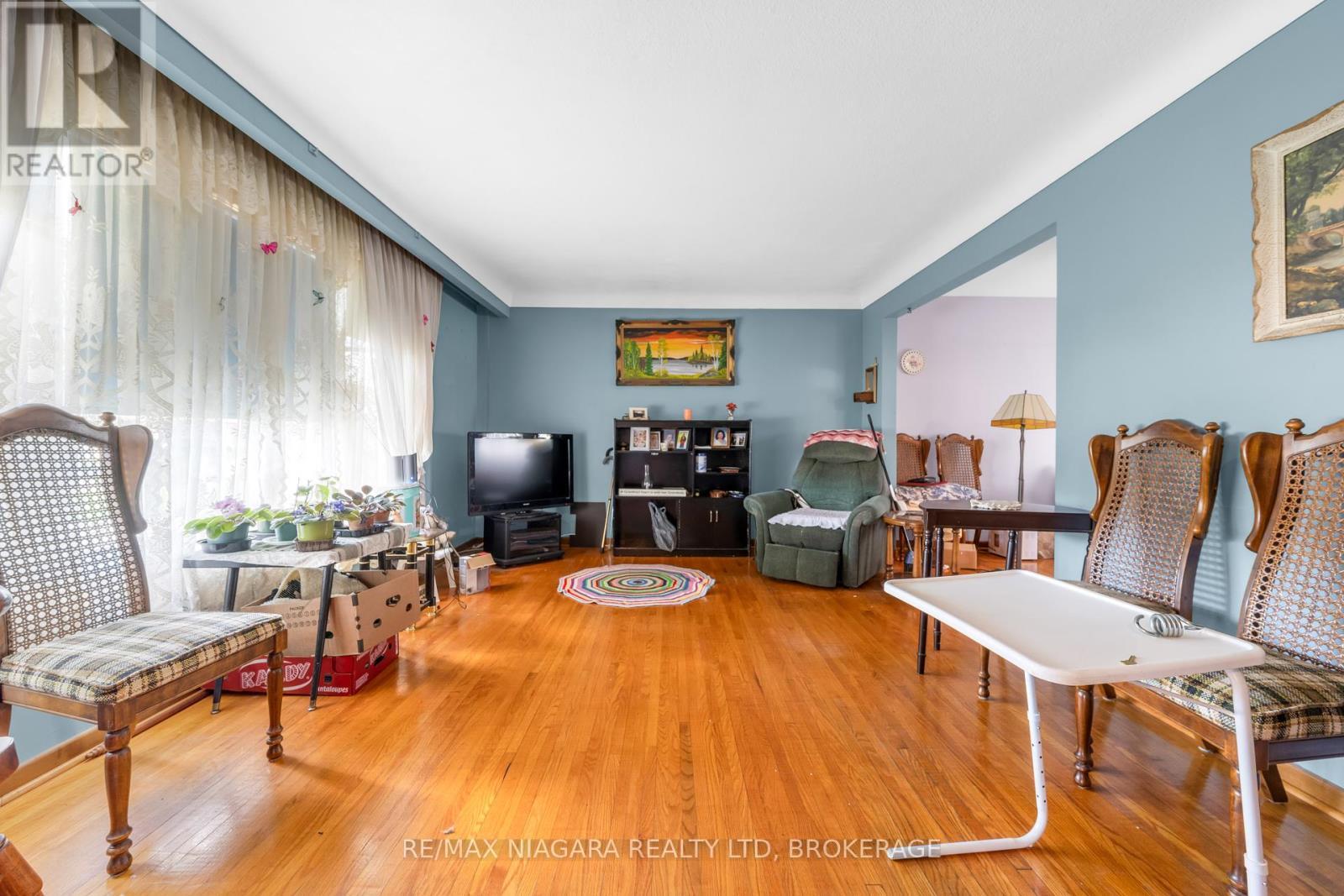 21 Donlea Drive, Port Colborne (Main Street), ON - Indoor Photo Showing Living Room