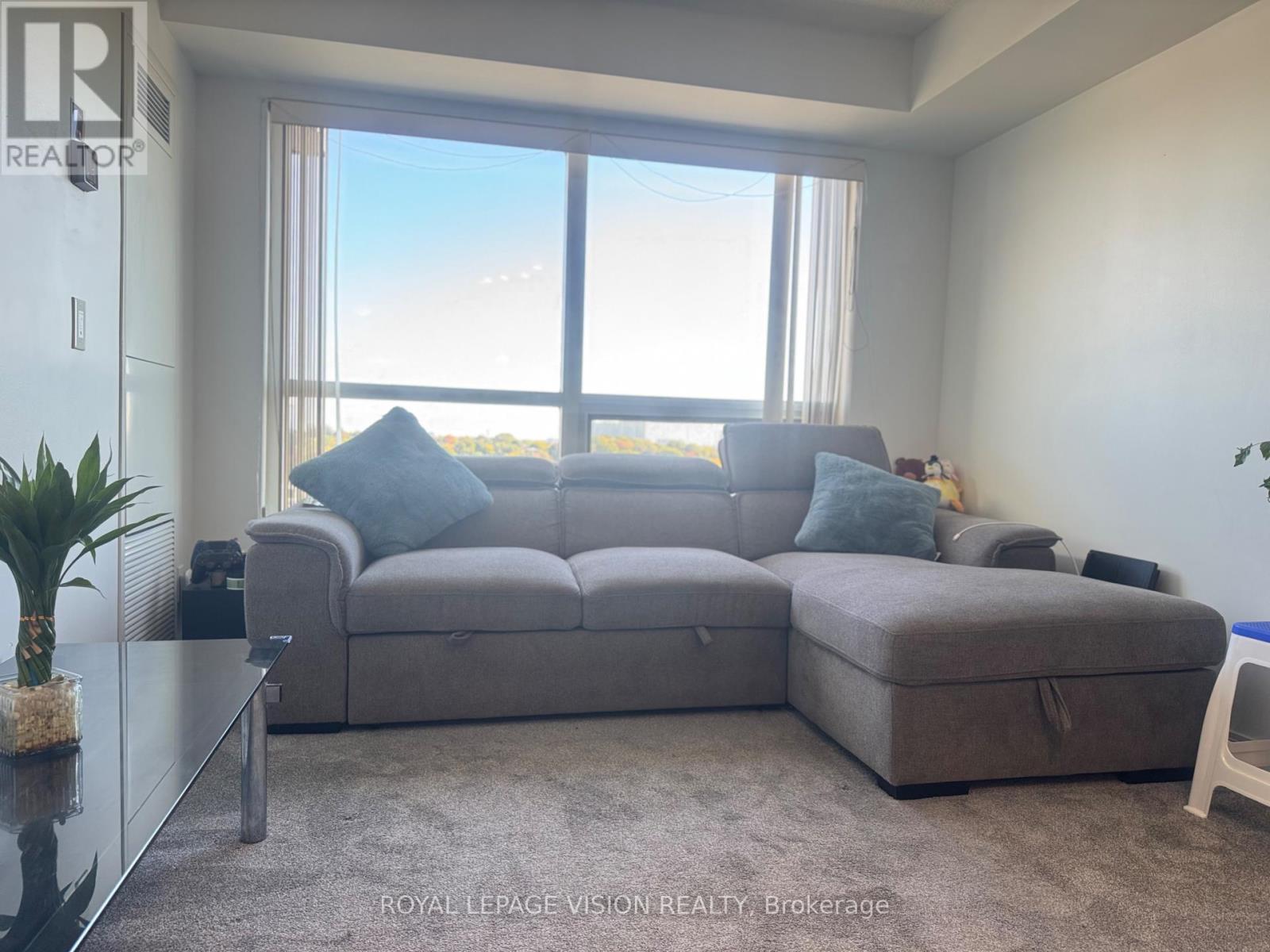 1109 - 151 Village Green Square, Toronto, ON - Indoor Photo Showing Living Room