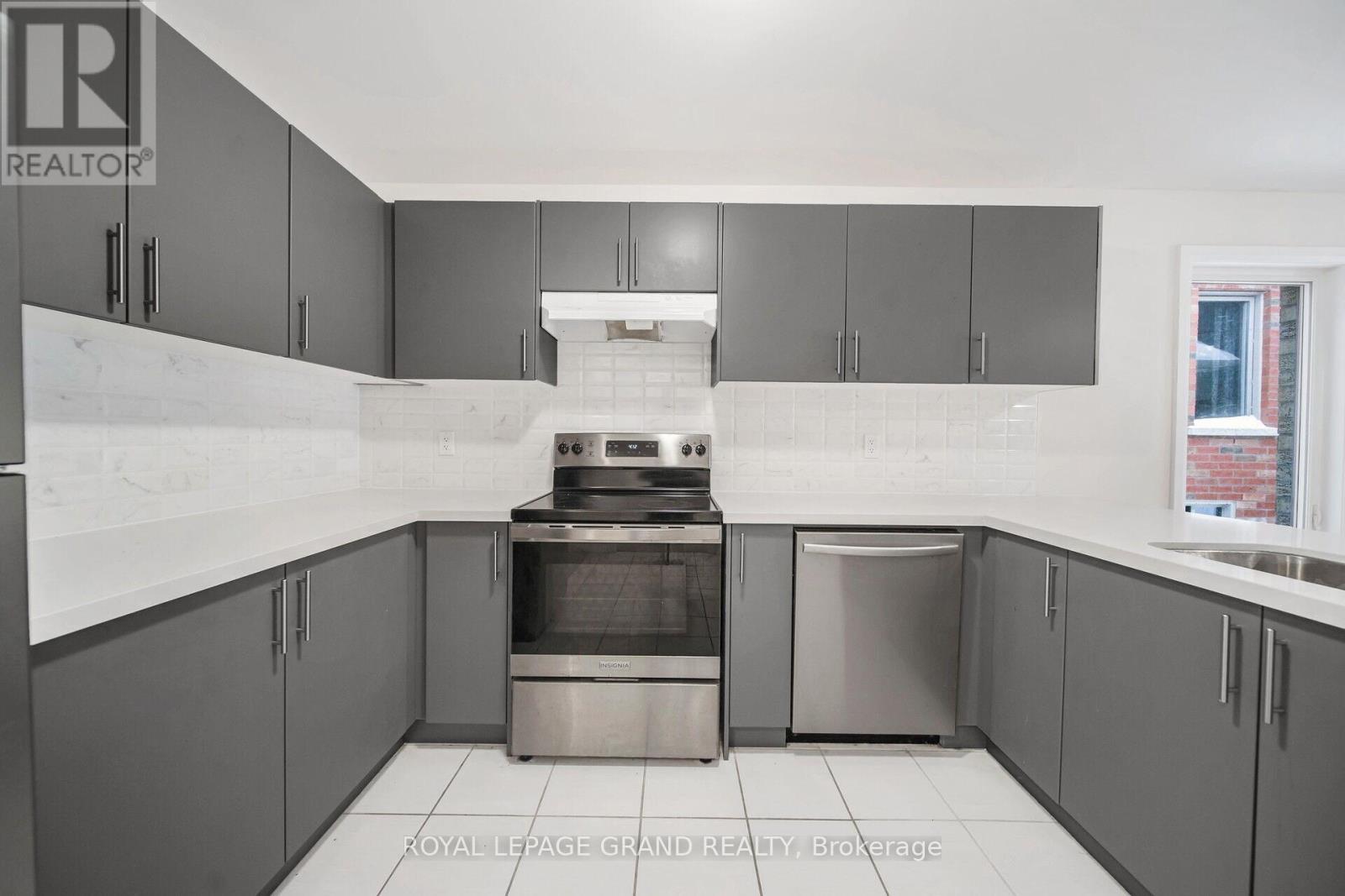 16 Revol Road, Penetanguishene, ON - Indoor Photo Showing Kitchen With Upgraded Kitchen