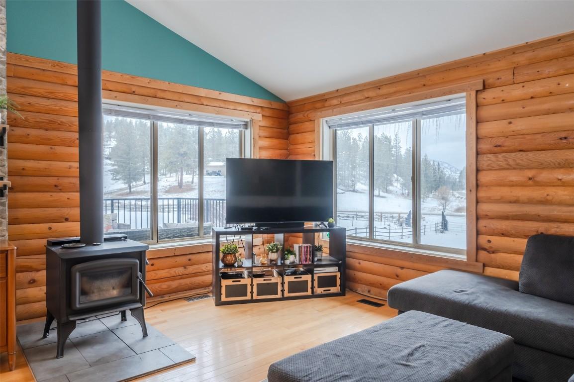 105 Saddlehorn Drive, Kaleden, BC - Indoor Photo Showing Living Room With Fireplace
