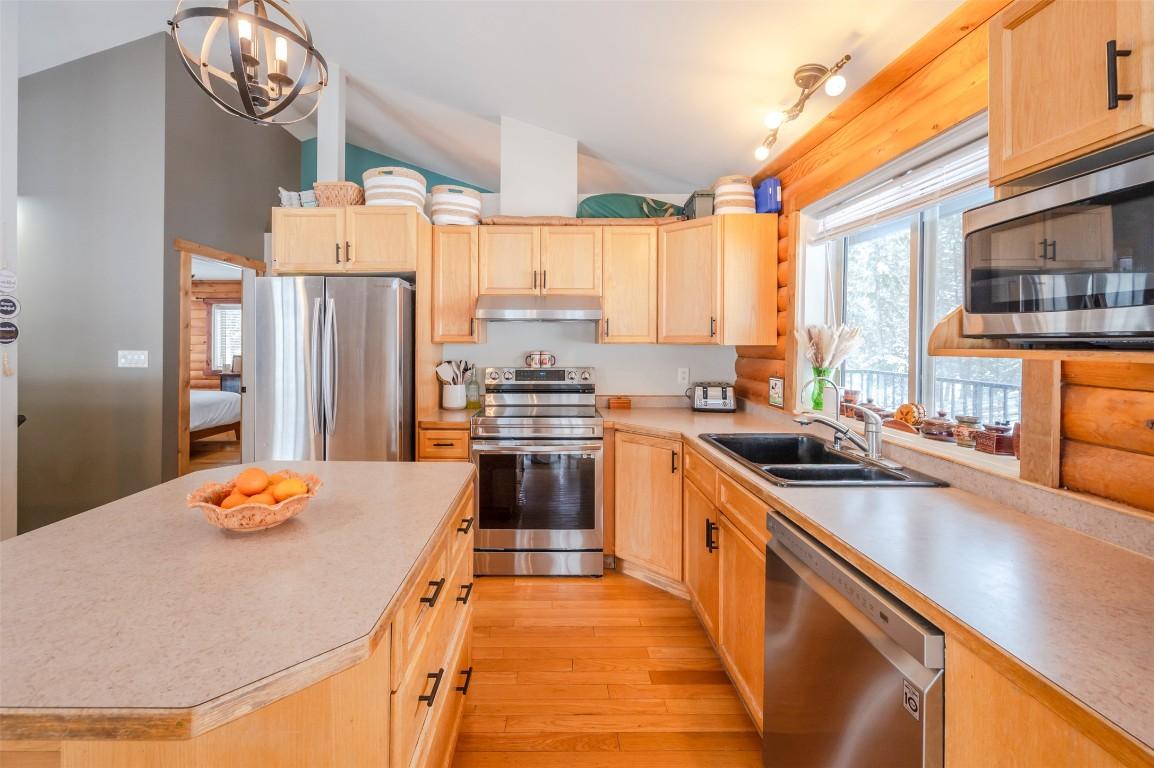 105 Saddlehorn Drive, Kaleden, BC - Indoor Photo Showing Kitchen With Double Sink