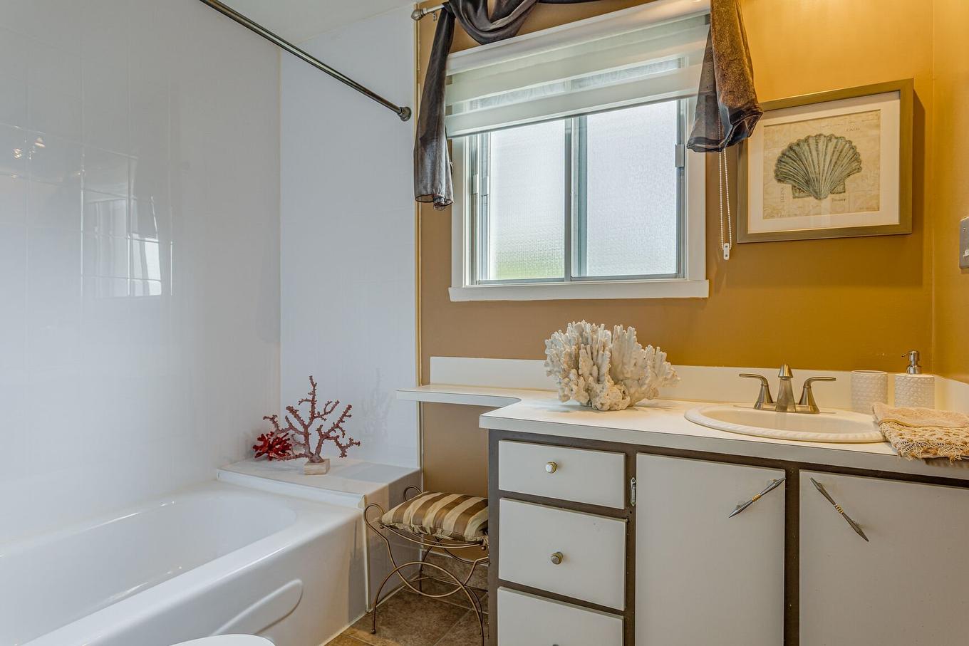 Salle de bains - 9021 Av. Choppin, Montréal (Anjou), QC - Indoor Photo Showing Bathroom