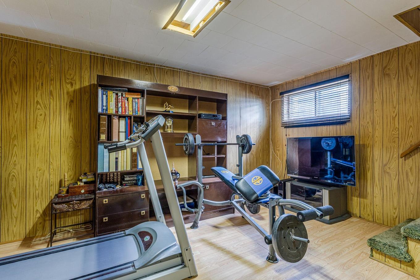 Salle familiale - 9021 Av. Choppin, Montréal (Anjou), QC - Indoor Photo Showing Gym Room