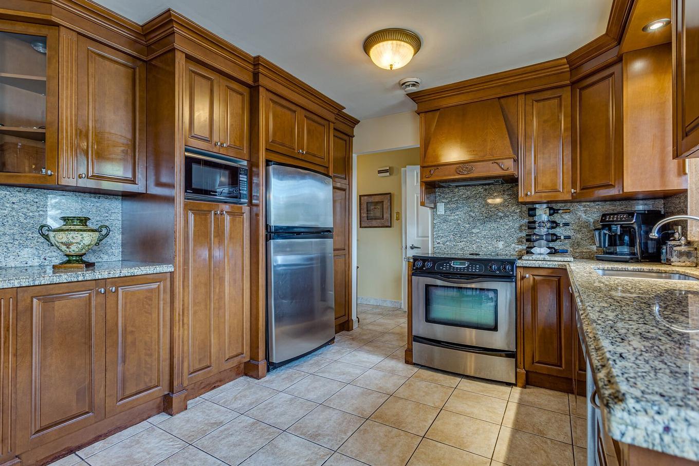 Cuisine - 9021 Av. Choppin, Montréal (Anjou), QC - Indoor Photo Showing Kitchen With Double Sink