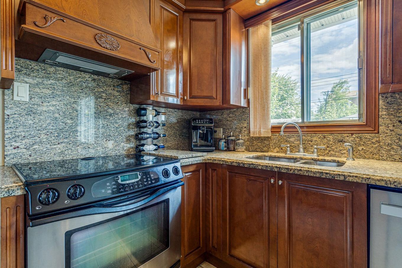 Cuisine - 9021 Av. Choppin, Montréal (Anjou), QC - Indoor Photo Showing Kitchen With Double Sink