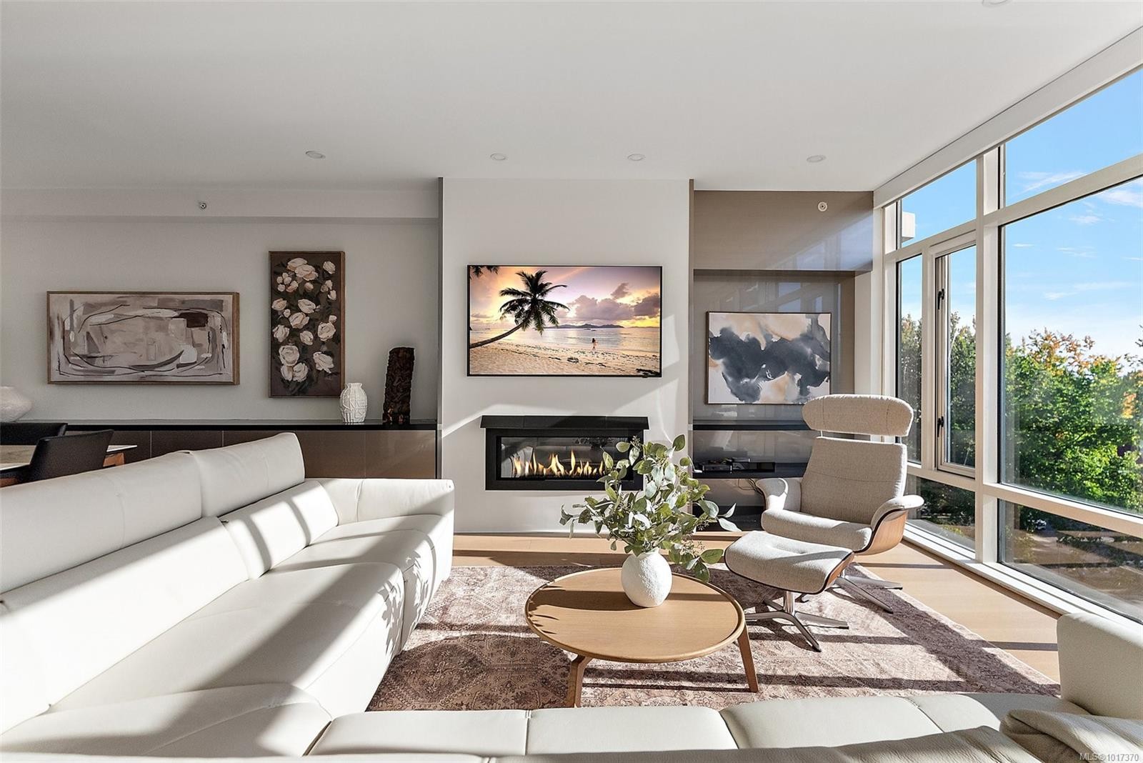 631-21 Dallas Rd, Victoria, BC - Indoor Photo Showing Living Room With Fireplace