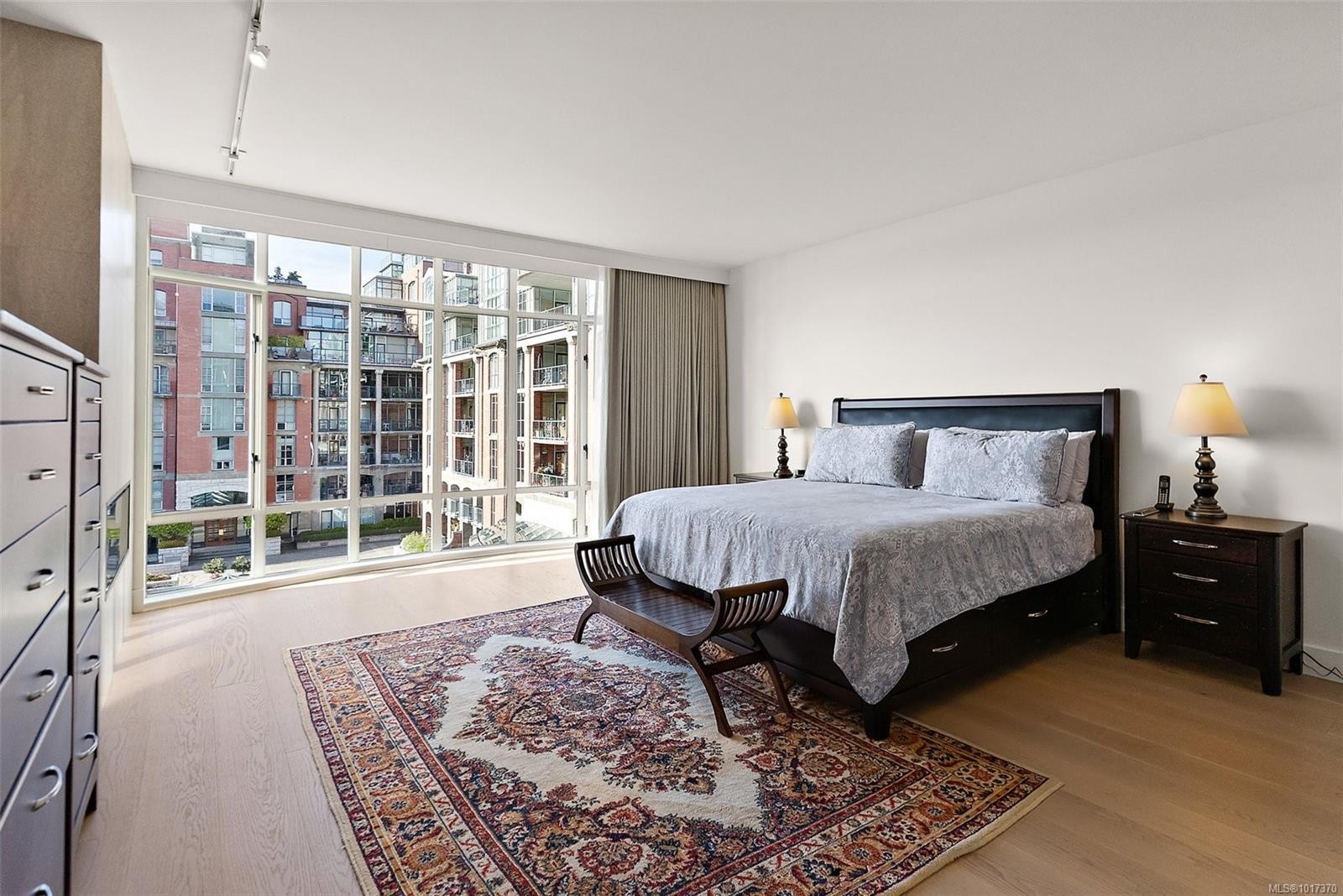 631-21 Dallas Rd, Victoria, BC - Indoor Photo Showing Bedroom