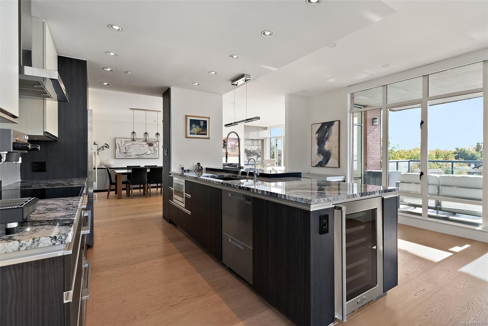 631-21 Dallas Rd, Victoria, BC - Indoor Photo Showing Kitchen With Upgraded Kitchen