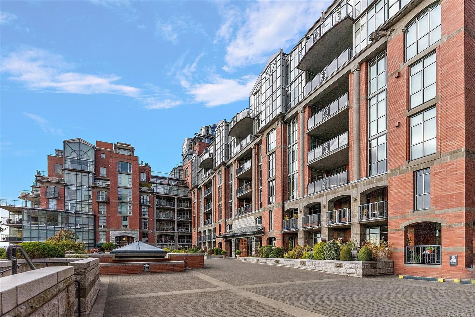 631-21 Dallas Rd, Victoria, BC - Outdoor With Facade