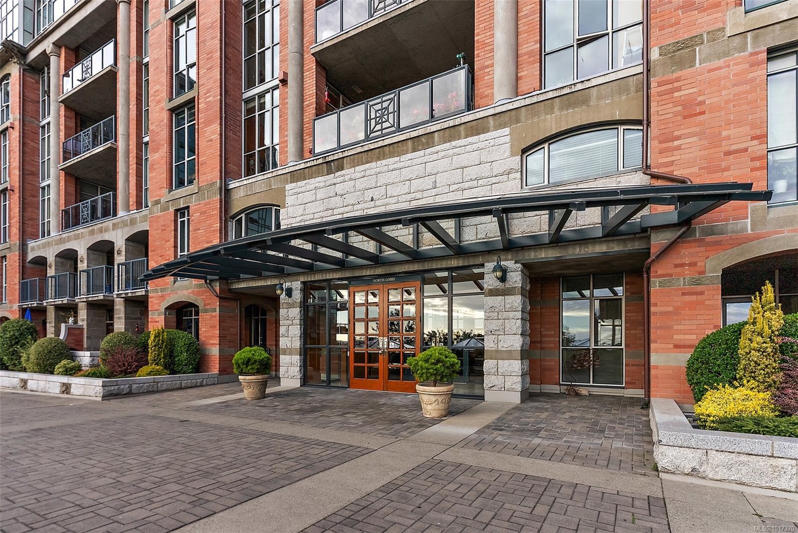 631-21 Dallas Rd, Victoria, BC - Outdoor With Facade