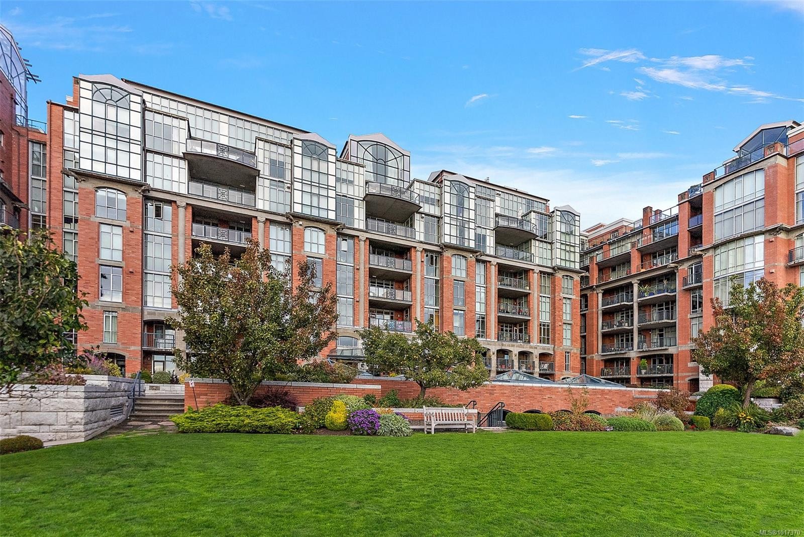 631-21 Dallas Rd, Victoria, BC - Outdoor With Facade