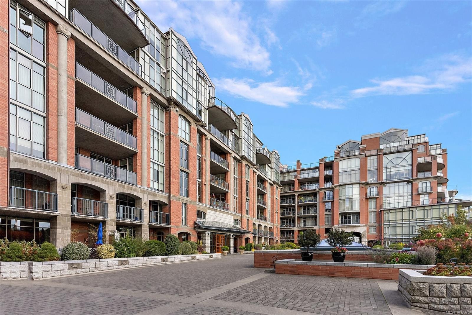 631-21 Dallas Rd, Victoria, BC - Outdoor With Facade