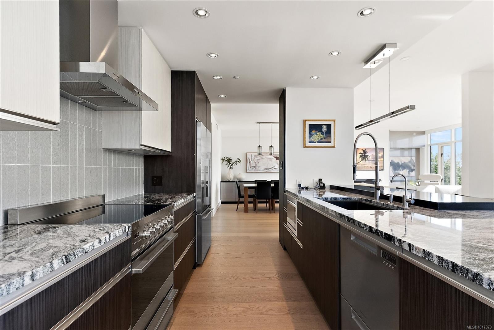 631-21 Dallas Rd, Victoria, BC - Indoor Photo Showing Kitchen With Upgraded Kitchen