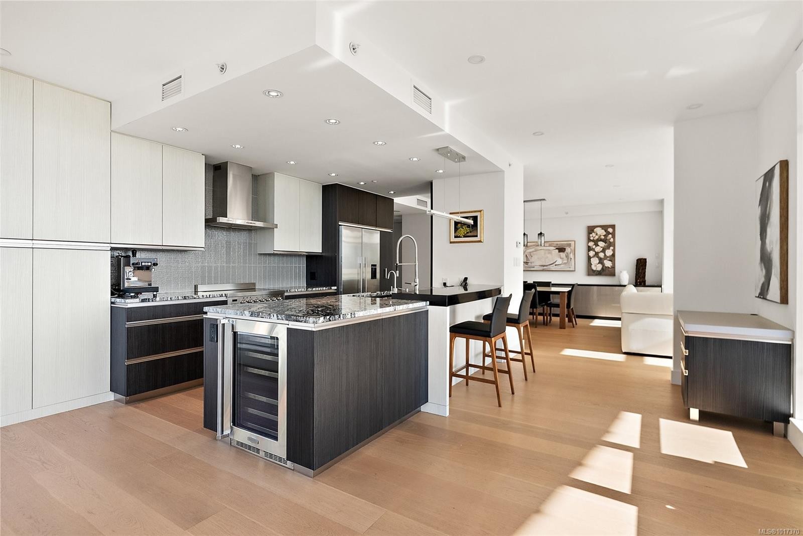 631-21 Dallas Rd, Victoria, BC - Indoor Photo Showing Kitchen With Upgraded Kitchen