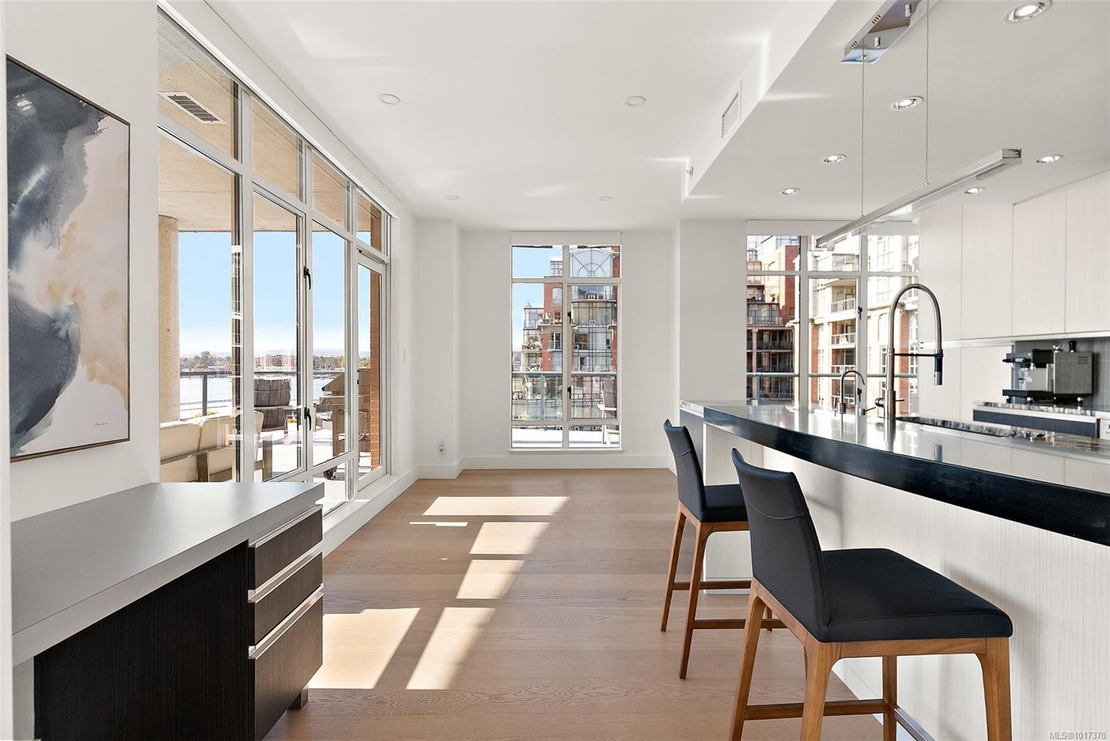 631-21 Dallas Rd, Victoria, BC - Indoor