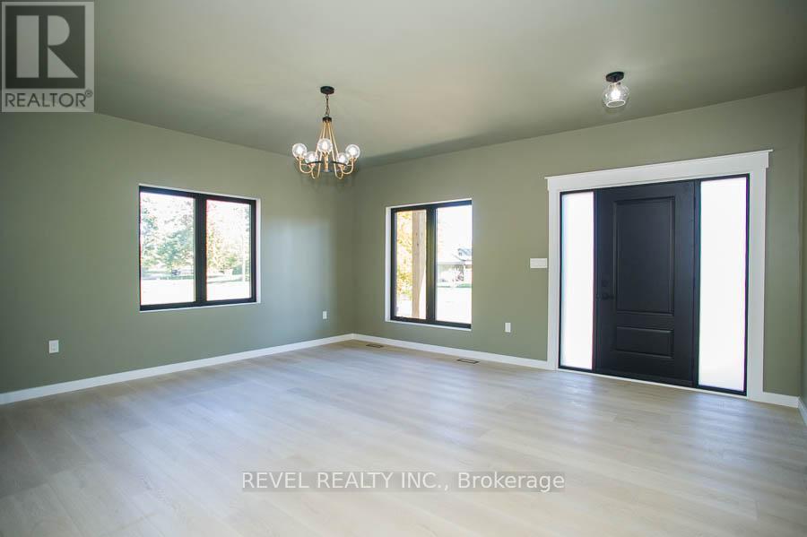 7 Scott Drive, Norfolk, ON - Indoor Photo Showing Other Room