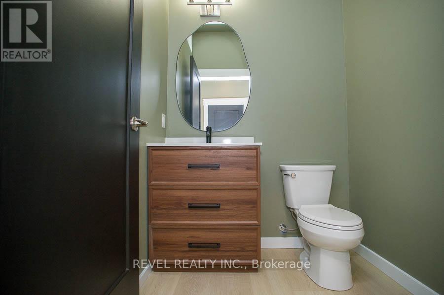 7 Scott Drive, Norfolk, ON - Indoor Photo Showing Bathroom