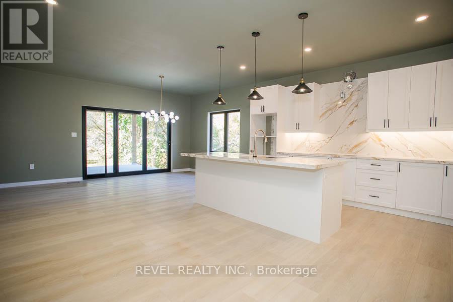 7 Scott Drive, Norfolk, ON - Indoor Photo Showing Kitchen With Upgraded Kitchen