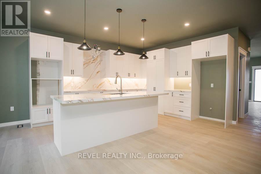 7 Scott Drive, Norfolk, ON - Indoor Photo Showing Kitchen With Upgraded Kitchen
