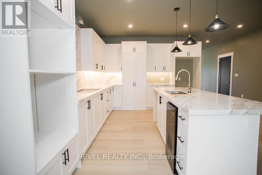 7 Scott Drive, Norfolk, ON - Indoor Photo Showing Kitchen With Upgraded Kitchen