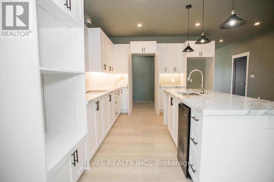 7 Scott Drive, Norfolk, ON - Indoor Photo Showing Kitchen With Upgraded Kitchen
