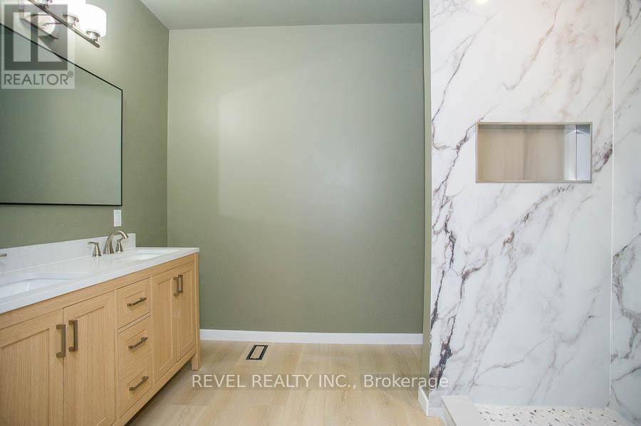 7 Scott Drive, Norfolk, ON - Indoor Photo Showing Bathroom