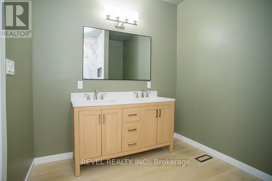 7 Scott Drive, Norfolk, ON - Indoor Photo Showing Bathroom