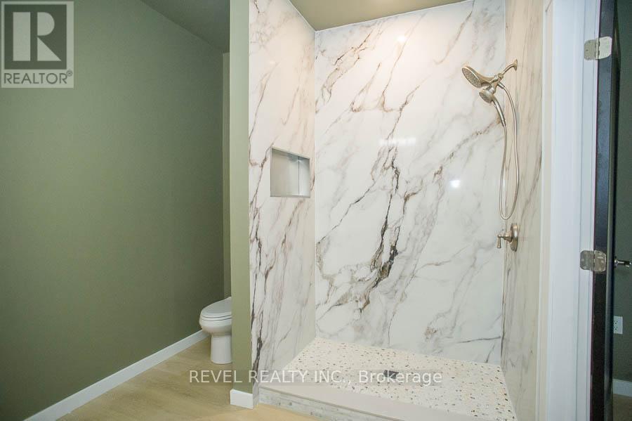 7 Scott Drive, Norfolk, ON - Indoor Photo Showing Bathroom