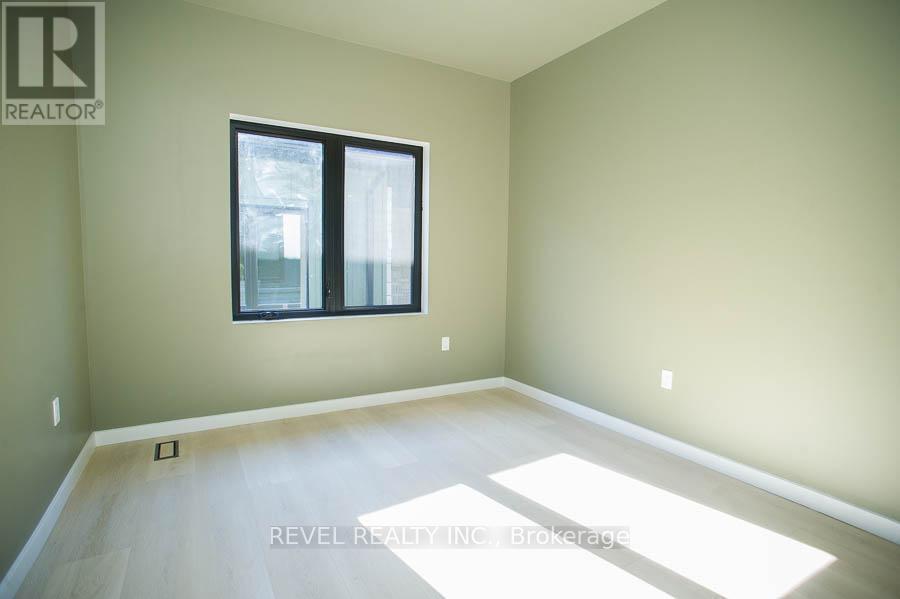 7 Scott Drive, Norfolk, ON - Indoor Photo Showing Other Room