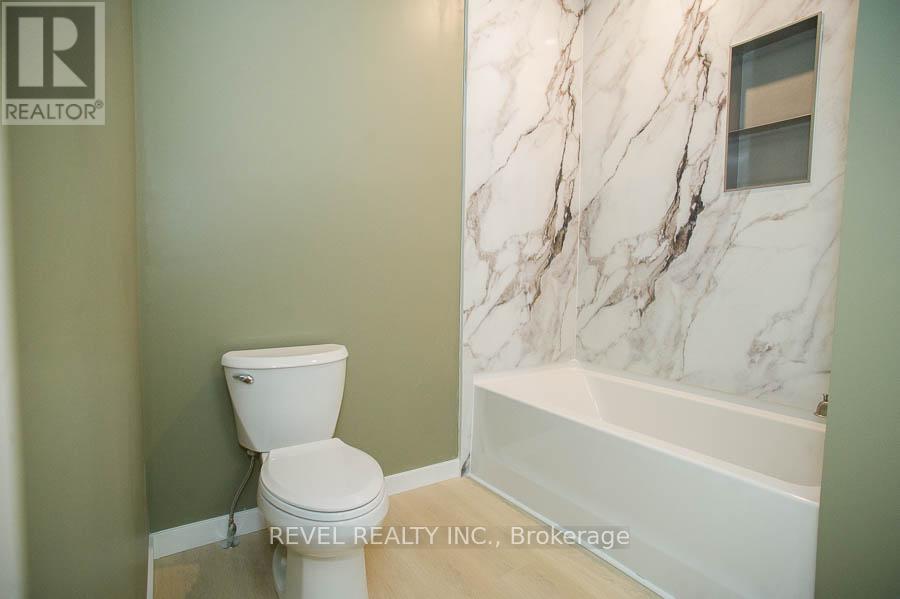7 Scott Drive, Norfolk, ON - Indoor Photo Showing Bathroom