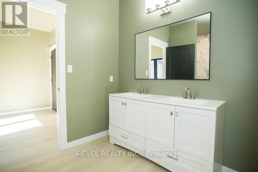 7 Scott Drive, Norfolk, ON - Indoor Photo Showing Bathroom
