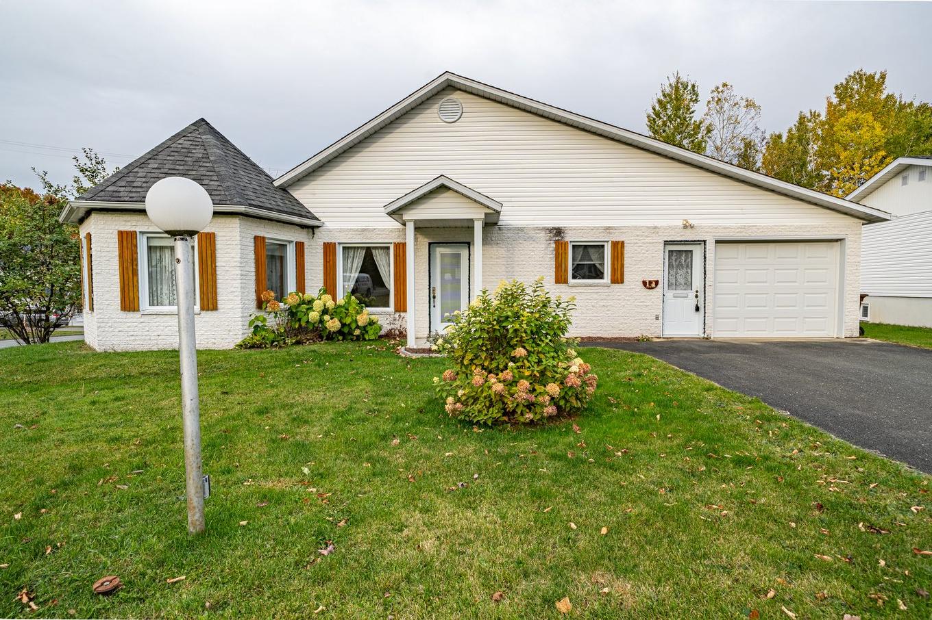 Façade - 1 Rue Gilbert, Val-Des-Sources, QC - Outdoor With Facade