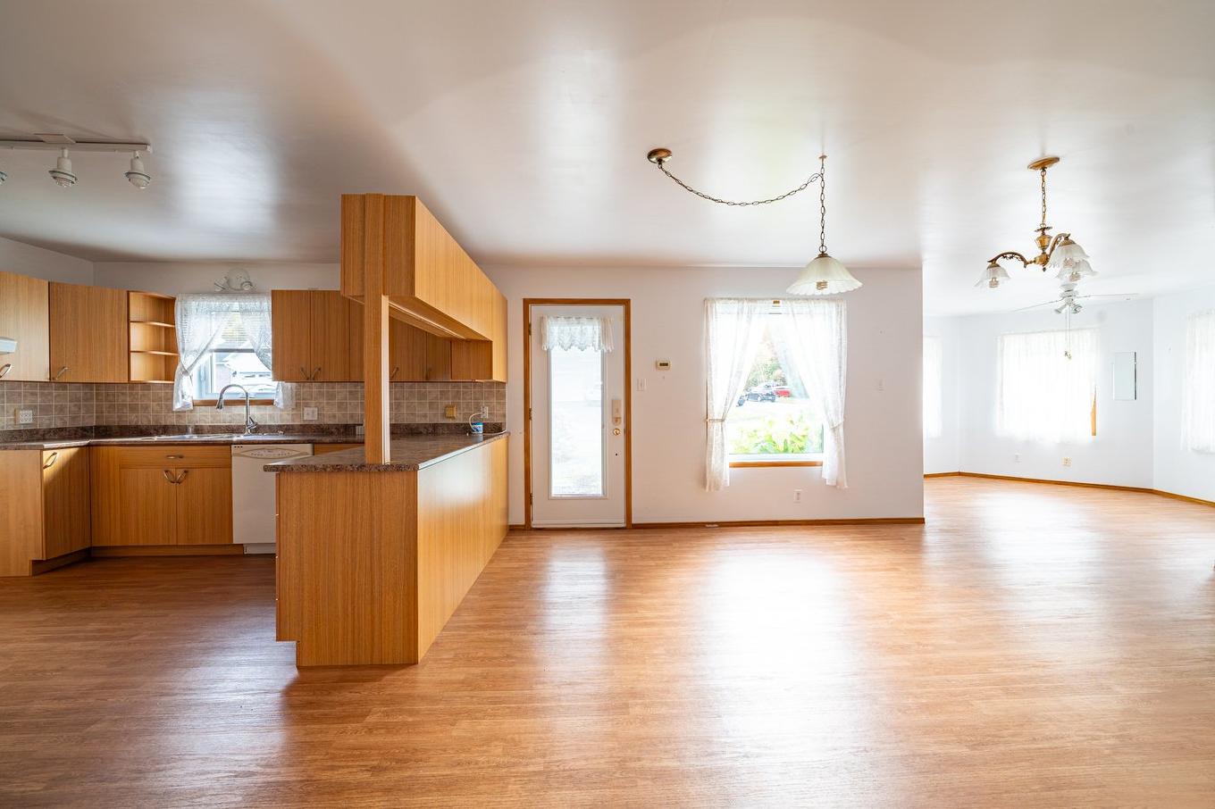 Vue d'ensemble - 1 Rue Gilbert, Val-Des-Sources, QC - Indoor Photo Showing Kitchen